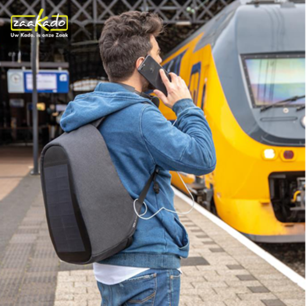 Bobby Tech anti-diefstal rugzak met zonnepaneel, draadloze oplader en RFID-bescherming als innovatief zakelijk relatiegeschenk.