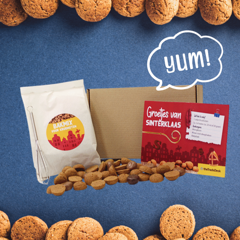 Een bakplaat met versgebakken kruidnoten, een rood-wit gestreepte ovenwant, een houten deegroller met bakmix en kruitnoten