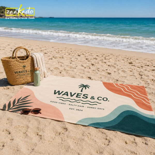 Sneldrogende strandhanddoek met eigen design op het strand als duurzaam zomer relatiegeschenk voor vakantie en outdoor gebruik