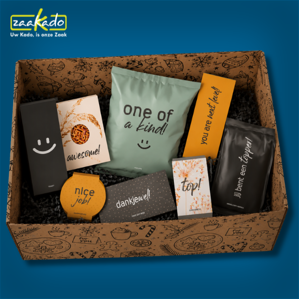 Luxe kerstpakket in bedrukte geschenkdoos met stijlvolle snacks en premium presentatie.