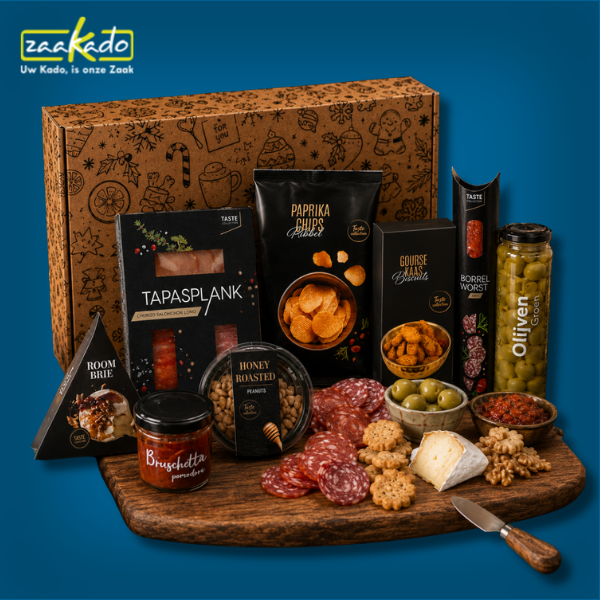 Borrelpakket gepresenteerd op een houten borrelplank met tapas, kazen en luxe delicatessen.
