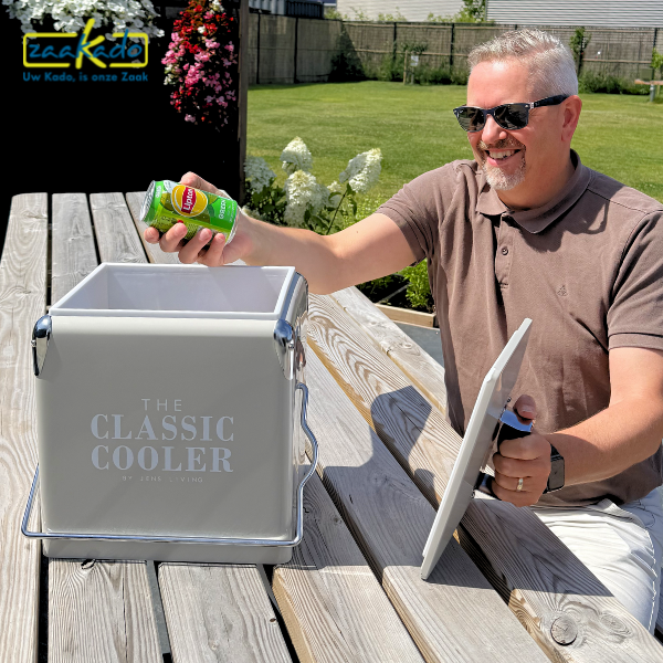 Koelbox met logo tijdens een picknick als populair luxe geschenk voor relaties.