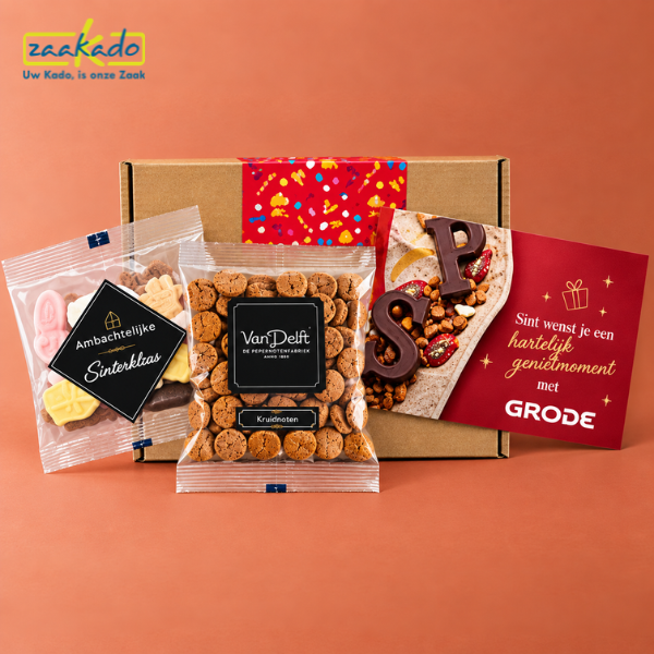 Sinterklaasgeschenk voor medewerkers met chocoladeletters, kruidnoten en snoepgoed