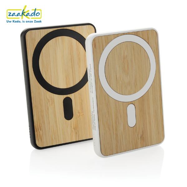 Twee magnetische powerbanks met bamboe afwerking, zwarte en witte behuizing en magnetische oplaadring.