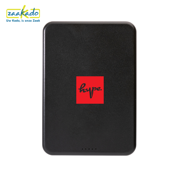 Zwarte powerbank bedrukt met rood Hype-bedrijfslogo als voorbeeld van een gepersonaliseerd zakelijk relatiegeschenk.