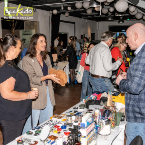 Bezoekers laten zich adviseren en kunnen relatiegeschenken bekijken en vergelijken tijdens de ZaaKado Klantendag en inspiratiebeurs voor relatiegeschenken in Nederland.