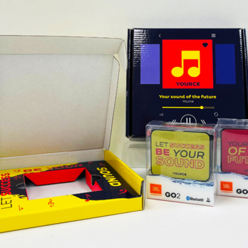 JBL-speaker-gepersonaliseerde-verpakking-full-colour-bedrukking-huisstijl-muziekbox-zomercadeau-hippe-relatiegeschenken-uitzendbureaus-jongeren-zaakado-rotterdam