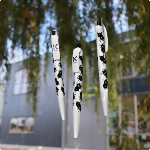 Duurzame Bijpen van Koppert op een relatiegeschenkset in natuurlijke buitenomgeving