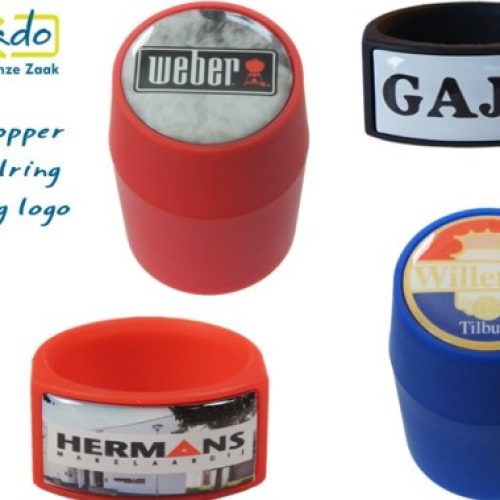 Wijnstopper-en-druppelring-met-uw-doming-logo-blijvend-relatiegeschenk-ZaaKado-Rotterdam1-606x380[1]