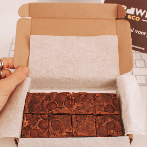 brownies-brievenbuspost-brownie-per-post-cadeau-thuiswerkers-bedankje-zorgpersoneel-onderwijs-uitzendbureau-chocolade-verrassing-gepersonaliseerd-kaartje-corona kado-zaakado-rotterdam
