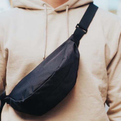 duurzame-halvemaan-tas-sling-bag-tasje-duurzaam-tassen-met-logo-hippe-relatiegeschenken-lifestyle-mode-fashion-compact-gepersonaliseerd-jongeren-goodiebag-zaakado-rotterdam