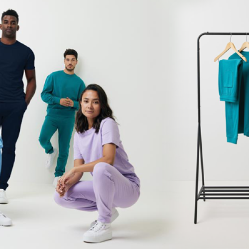 duurzame-lounge-kleding-iqoniq-sweater-met-logo-joggingbroek-t-shirt-duurzaam-polo-shirt-hoodie-fashion-sportieve-relatiegeschenken-zaakado-rotterdam