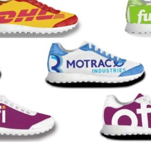 gepersonaliseerde-beurskleding-sneakers-met-logo-hippe-gympen-opvallend-beurs-cadeau-call-center-uitzendbureau-sportieve-promo-schoenen-zaakado-rotterdam