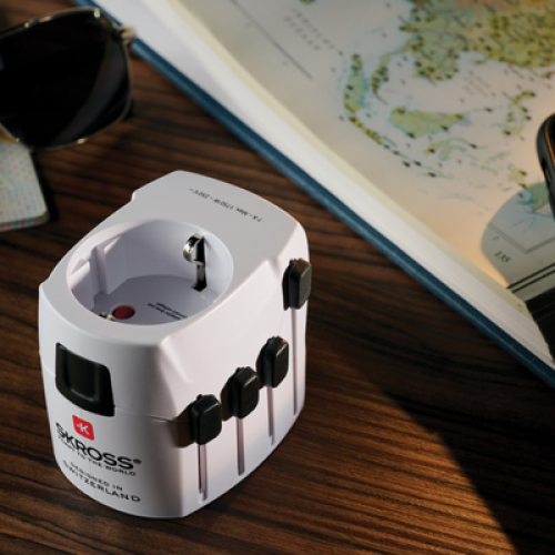 geschenk-op-reis-handige-adapter-slimme-gadgets-vakantie-reizen-onderweg-multinational-opladen-overal-stroom-wereldwijd-reisgeschenken-logo-gepersonaliseerd-uitzendbureau-zaakado-rotterdam