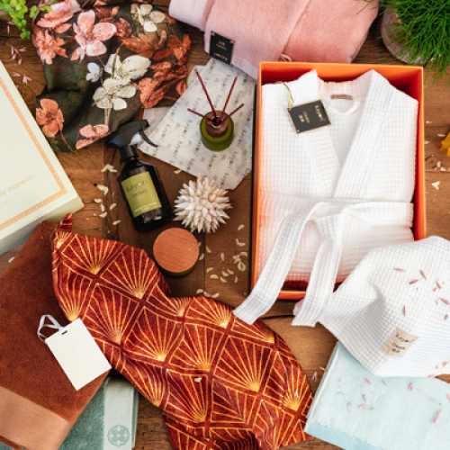 kayori-cadeaupakket-duurzaam-kerstpakket- luxe-relatiegeschenken-bodylotion-geurkaars-interieur-uitzendbureau-cadeau-voor-vrouwen-hammamdoek-textiel-nederlands-zaakado-rotterdam