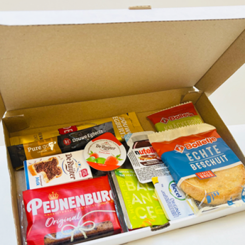 ontbijtpakket-per-post-ontbijten-brievenbuscadeau-thuiswerkers-motiveren-corona-cadeau-zoomsessie-online-meeting-met-collega’s-verrassing-brievenbus-zaakado-rotterdam