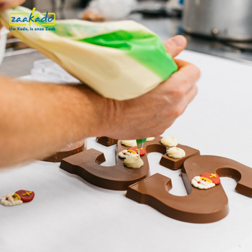 sint-chocoladeletter-ambachtelijk-eerlijke-chocolade-gepersonaliseerd-met-logo-surprise-op-bureau-medewerkers-jongeren-onderwijs-sinterklaas-letter-brievenbus-zaakado-rotterdam