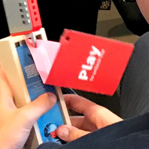 spannend-kerstpakket-gamification-hangslot-slot-kist-wijnkist-gereedschapskist-code-vragen-relatiegeschenk-kerst-eindejaarsgeschenk-gepersonaliseerd-logo-huisstijl-zaakado-rotterdam