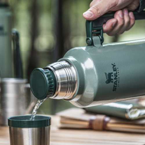 stanley-thermosfles-met-logo-thermoskan-onderweg-kerstcadeau-hippe-relatiegeschenken-uitzendbureau-warme-drank-gepersonaliseerd-nieuwjaarsgeschenk-zaakado-rotterdam