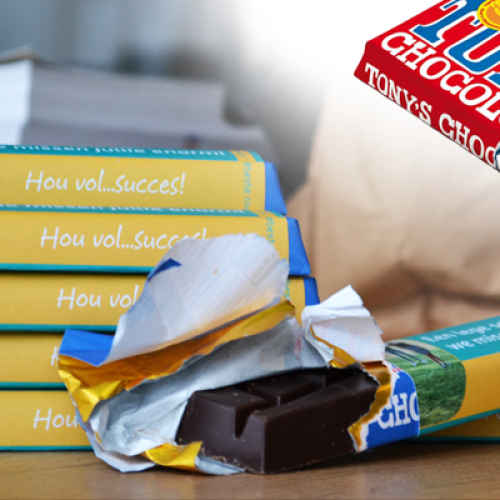 tony-chocolonely-chocolade-eigen-wikkel-met-logo-thuiswerkers-bedanken-weggever-actie-relatiegeschenken-chocola-duurzaam-fairtrade-zakelijke-geschenken-zaakado-rotterdam